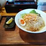 横浜家系ラーメン翔 湯河原店 - 極み鶏。レモンが別皿で添えられてました。