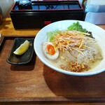 横浜家系ラーメン翔 - 極み鶏。レモンが別皿で添えられてました。