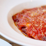 ブラックボード - BBのラザーニャ。クリーミーな味わいで、小さなサラダと自家製パン付き。