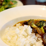 ブラックボード - 鶏と野菜の自家製カレー。小さなサラダ付き。