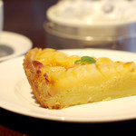 ブラックボード - 季節のタルト。香ばしいサクサクのタルトに旬のフルーツをたっぷり合わせました。