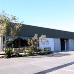 ブラックボード - 100坪の倉庫型店舗を改装したショップ。緑豊かなのんびりとしたロケーションが心地よいです。