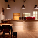 ブラックボード - 夜は落ち着いた空間に。ゆったりとした大人の時間をお過ごしください。