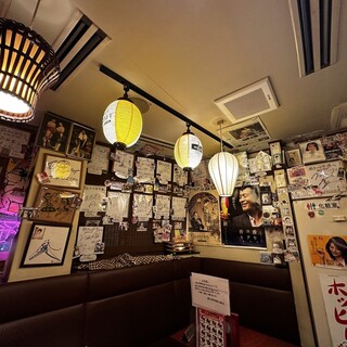 Reserved seats in the back with autographs collected by comedians and store managers who always visit the store. It's popular.