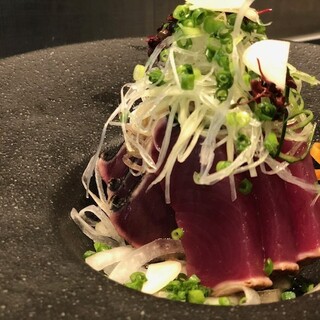 新鮮な海鮮の料理や酒の肴を贅沢に堪能。ハシゴからお食事まで