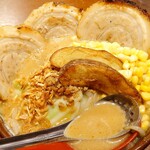 Menba Tadokoro Shouten - 北海道味噌 濃口 味噌漬け炙りチャーシュー麺(1210円)+野菜たっぷり(120円)+コーン(120円)。