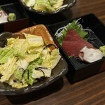 海鮮問屋 地魚屋 - やみつき白菜・豊洲鮮魚お刺身盛り合わせ