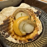 海鮮問屋 地魚屋 - 殻付きホタテバター焼き