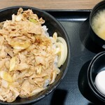 伝説のすた丼屋 - 「すた丼（生玉子・味噌汁付）」910円