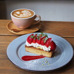 cafe 2u - 苺のタルト（720円） カフェラテ（550円）