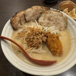 麺場 田所商店 - 広島味噌炙りチャーシュー麺　牡蠣フライがのってます