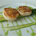 Benoit Alain Ducasse - ホタテ貝のレモン塩風味、グリーンアスパラガス、シブレットオイル