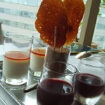 Benoit Alain Ducasse - ブラマンジェ、薄焼きキャラメル、苺の果汁