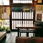 さかえや - 店内中央