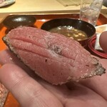 初音鮨 - 大とろ漬け（21年モノの漬けダレ）