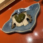 初音鮨 - 干し鮑から作った蒸し鮑の肝ソース和え