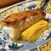 鮨一正 - 聖護院大根にマウンティングしているのは紅瞳の炭焼き。黄韮の香りが薬味です