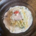 フェリーチェ バジル - サーモンとほうれん草・明太子のクリームパスタ