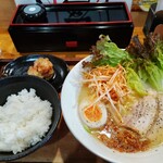 横浜家系ラーメン翔 - 【別日】極み鶏【並・辛ネギトッピング】、ライス小、唐揚げ１個。ご飯の炊き具合、ちょうど良い。ご飯小だけど、量はけっこうある。唐揚げの下味はお醤油ベースの甘辛い感じ。カリッとジューシーで美味しかったです