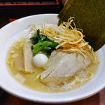 横浜家系ラーメン翔 - 【別日】家系塩ラーメン(並・辛ネギトッピング)。スープは豚骨ベースだけど、臭み一切なく、クリーミーで美味しい。濃いのに重くない。麺はやや太めのつるモチで、スープが絡んで美味しい！