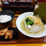 横浜家系ラーメン翔 - 【別日】家系塩ラーメン並￥980(税込)、辛ネギトッピング￥120(税込)、ライス小￥100(税込)、唐揚げ￥150(税込)を２個。