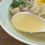 Chuukasoba Waka Toukyou - 鶏、豚の分厚い旨みをまろやかな塩でまとめた上質な塩ラーメン。三つ葉や柚子も爽やか