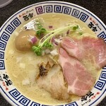 ラーメン而今 - 美味しいラーメンは、見た目も大事ですねー」