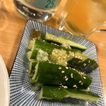大衆日本酒バル ふとっぱらや - 感動した塩だれきゅうり190円。味は普通に美味しいよくある塩だれきゅうりですが、なにが感動かって。。
