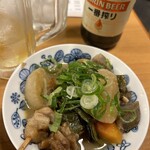 大衆日本酒バル ふとっぱらや - 予想外スタイルの煮込み！390円　串に刺さってるーー