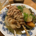 大衆日本酒バル ふとっぱらや - トロッと煮込まれた白串とその他のホルモン串の2種。野菜がメイン感があり、内側脂ぷるんぷるホルモンとはならず！！ヘルシータイプ？？w