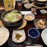 Hakata Hanamidori - 水炊きに、唐揚げと切り干し大根の煮物、お漬物、デザートがついてきます