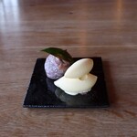 さじこよみ - 干し柿の豆腐チョコクリーム詰め　自家製豆乳ジェラート