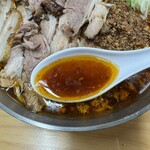 王子金麦ラーメン - 「激辛チャーシュー麺」のスープ
            2024年1月30日