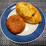 Bekari Buraun - とろーり卵のカレーパン&チーズとベーコンのパン