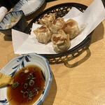 新谷 - 焼売を揚げてもらう