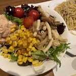 グランカフェ - サラダバーからてんこ盛りに盛り付けてしまった。野菜取らないとね！