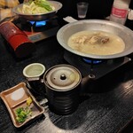 Hakata Motsunabe Baniku Kyuushuujiman - 一人鍋!奥はモツ鍋、手前は水炊き（最初は鶏肉を食う）