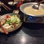 Hakata Motsunabe Baniku Kyuushuujiman - 鳥を食べ終わる頃に、野菜と肉とツクネが運ばれてくる