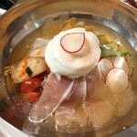 Korean Dining Bar TESU - 韓国スープ冷麺　980円
                      自家製特製スープはコクがあってスッキリしています。自家製キムチや生ハムなど具もたくさんのっています。