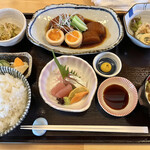 Shikinogochisouya Nagomi - 今週の週替わり定食は豚の角煮！
                      小鉢はマカロニサラダときゃべつのおひたし…いつものお刺身も付くので、おかずは充分な量(^^)