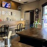 ラーメンと餃子の店 水岡 - レトロな外観とは 違って 綺麗に掃除された 店内