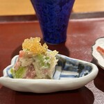 おかもと - うるい、赤蕪の酢漬け、焼いた百合根のしらす和え、とびこ。