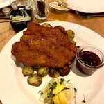 Zum Schwarzen Stern - シュニッツェルも古典で極薄く叩かれた肉と衣の妙が嬉しい