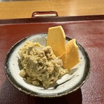 おかもと - 10.蟹味噌甲羅焼き、くわいのチップ。