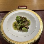 おかもと - ❶京都淀大根、揚げた鮑、タラの芽、堀川牛蒡、酢を効かせたセリの餡かけ。