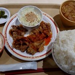 トージツフーズ - 深夜食(470円税込)  ヤンニョムチキンです。深夜食は味噌汁＆ご飯がつけ放題です。
