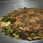 お好み焼き しみづ - すじ肉もしっかり味がついてて、甘さのアクセントが絶妙。１味、七味、山椒も出してもらって、山椒めっちゃ美味かった