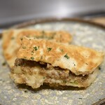 お好み焼き しみづ - カリカリの生地にジューシーで旨いミンチたっぷり！チーズとも合ってて、めっちゃ旨い (*´ч`*) ｳﾝﾏッ！