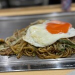 お好み焼き しみづ - 「ミックス焼きそば」モッチモチ麺とパンチのある甘辛ソースが、お腹いっぱいでも入っちゃうから不思議(≧◡≦)