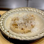 お好み焼き しみづ - 1品「焼きれんこんパルミジャーノ掛け」 どっちもチーズメニューなのは注文して気づいたが、こちらもお酒の進むナイスな1品！